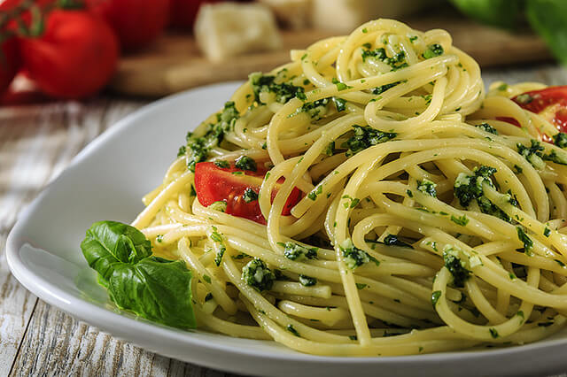 Nids de spaghettis au pesto et Rocamadour