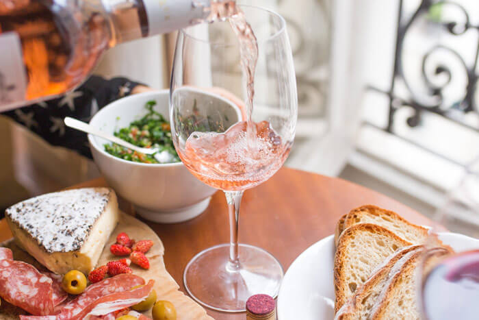 Plateau fromage charcuterie vin pour apéro dinatoire