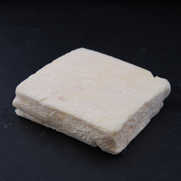 Carré Blanc : Chèvre au lait cru à croûte naturelle
