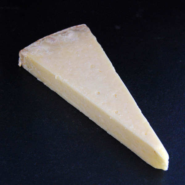 Laguiole : fromage à pâte pressée non cuite fabriqué à partir de lait de vache cru et entier