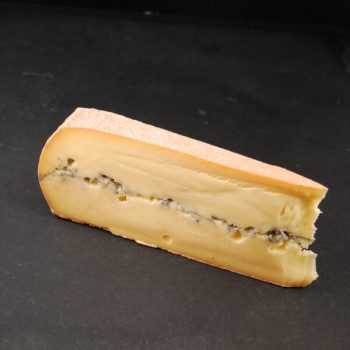 Morbier Artisanal : Fromage à pâte pressée non cuite à base de lait cru de vache