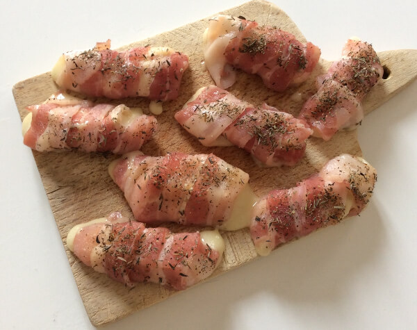 Roulés brie de meaux et lard aux herbes