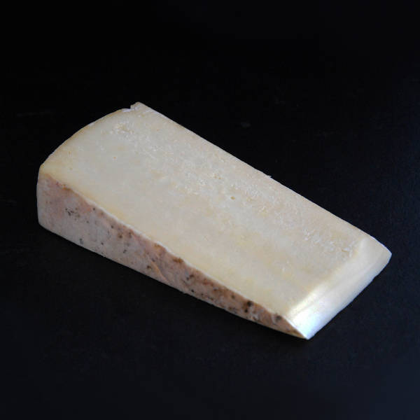 Tomme fermière de Montagne d'Auvergne : Fromage au lait cru de Vache à pâte pressée non cuite