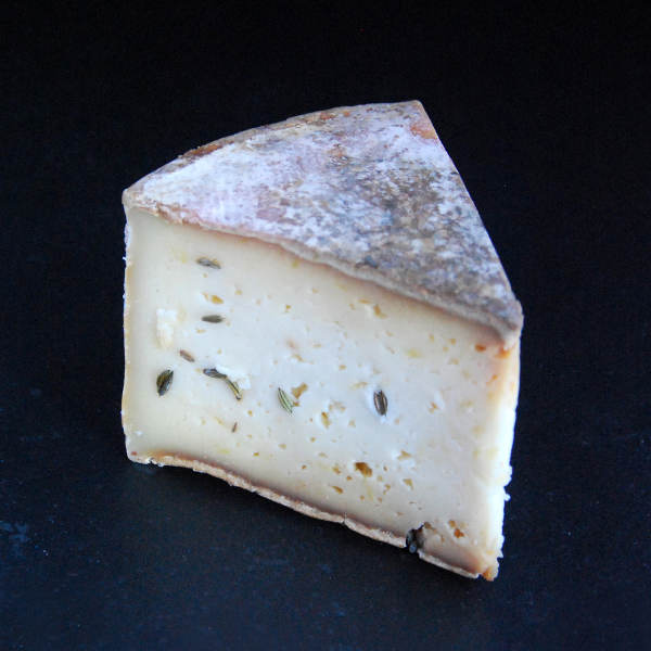 Tomme au chniu : fromage au lait cru de vache à pâte pressée non cuite