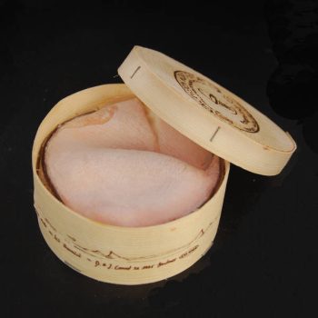 Mont d'Or ou vacherin : fromage au lait cru à pâte molle à croûte lavée
