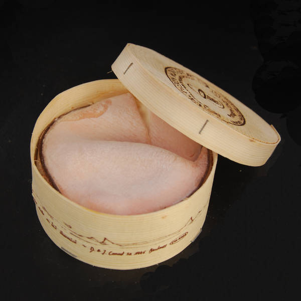 Mont d'Or ou vacherin : fromage au lait cru à pâte molle à croûte lavée