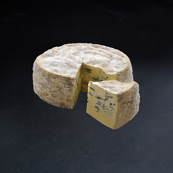 Le Bleu d’Avèze est un fromage au lait cru de vache de la famille des pâtes persillées.