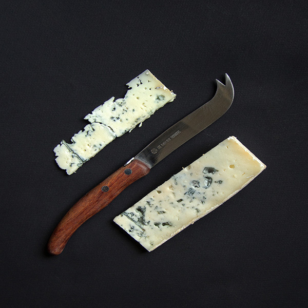 Le Bleu des Basques est un fromage au lait cru de brebis à pâte persillée.