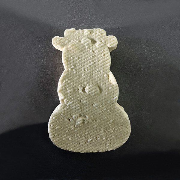 Le Bonhomme de neige est un fromage fermier au lait cru de chèvre de la famille des pâtes molles à croûte fleurie.