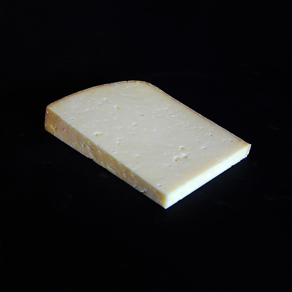 La Boule des neiges est un fromage à pâte pressée non cuite fabriqué à partir de lait pasteurisé de vache.