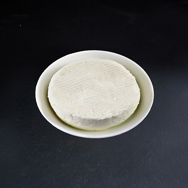 Le brebis frais est fabriqué avec du lait pasteurisé. Ce fromage de la famille des pâtes molles à croûte naturelle est très léger.