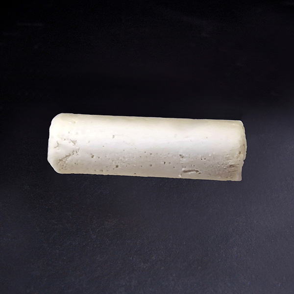 La bûche de chèvre frais au miel est un fromage au lait de chèvre pasteurisé à pâte molle à croûte naturelle.