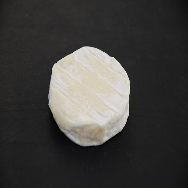 Fromage au lait cru de chèvre de la famille des pâtes molles à croûte naturelle, le Cabécou se présente sous la forme d’un palet de 70 g