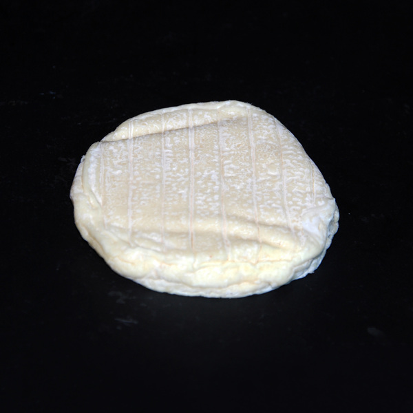Le Cabrimont est un fromage au lait de chèvre pasteurisé qui fait partie de la famille des fromages à pâte pressée non cuite, doté d’une croûte fleurie blanchâtre. 