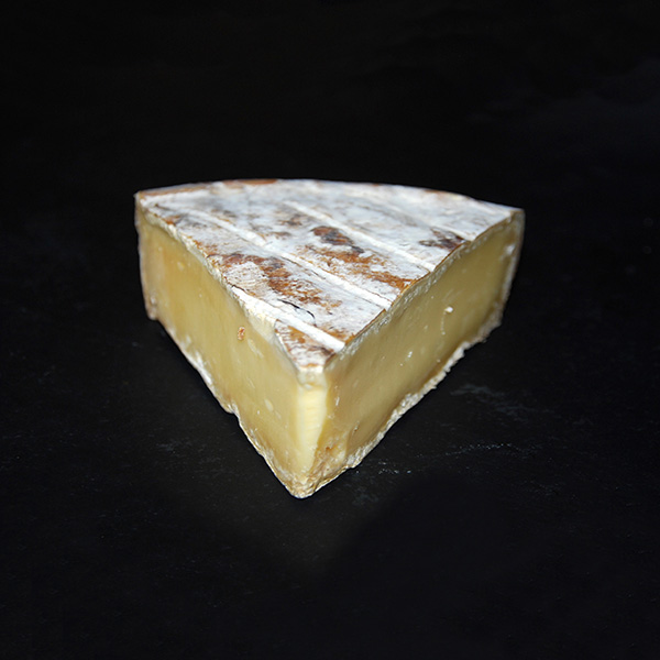 Le Chambérat est un fromage à pâte pressée non cuite obtenue à partir de lait de vache cru ou thermisé en fonction de la méthode de fabrication.