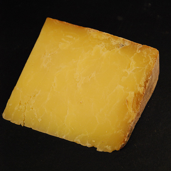 Cheddar irlandais fumé est un fromage de vache à pâte pressée non cuite