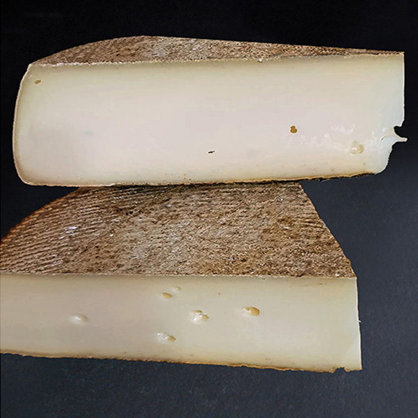La Frontine d’Alpage est un fromage fermier au lait cru de vache à pâte pressée mi-cuite.