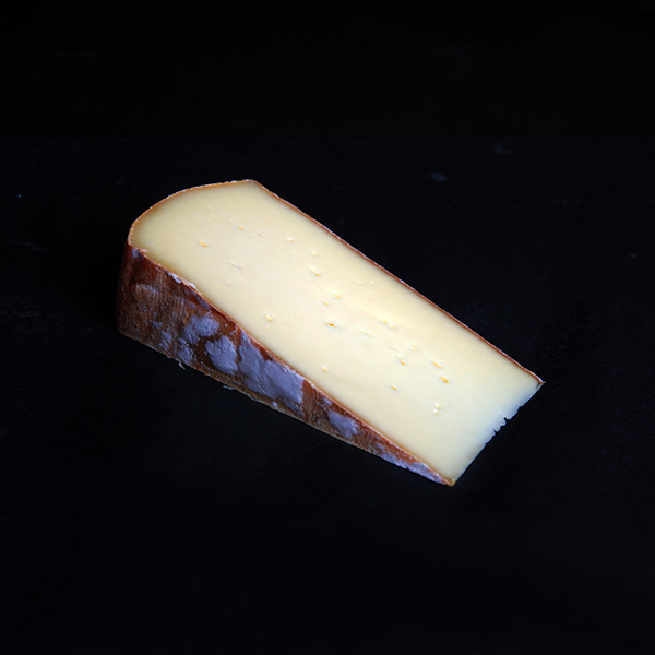 Le fumé de la tuyé est un fromage au lait cru de vache à pâte pressée non cuite.