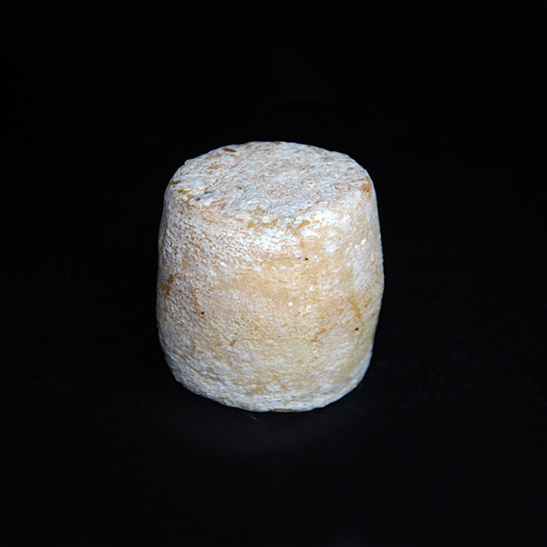 Le Tonneau Charolles est un fromage au lait de chèvre cru.