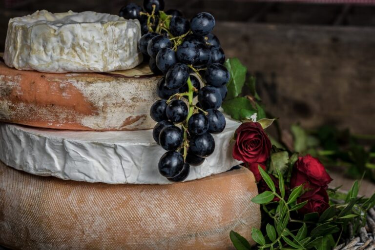 Dans quel cas la moisissure présente sur ou dans les fromages est-elle comestible ?