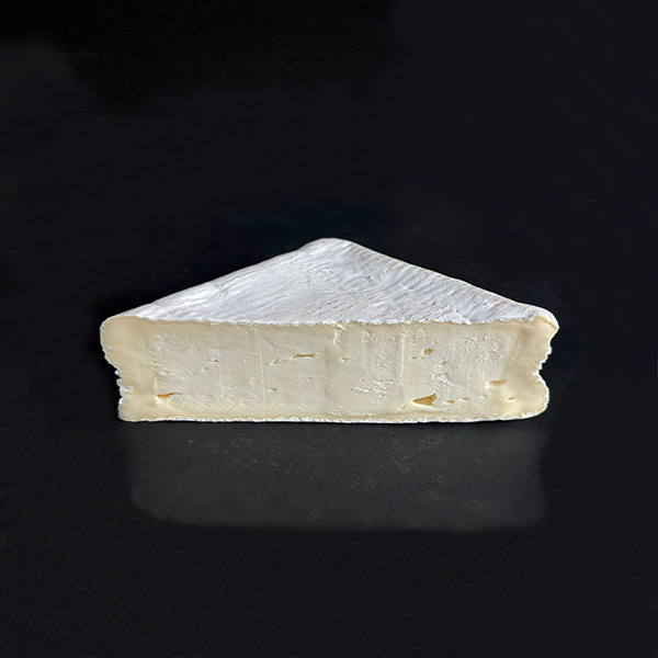 Le Bienfait est un fromage fermier au lait thermisé de vache à pâte molle à croûte fleurie.