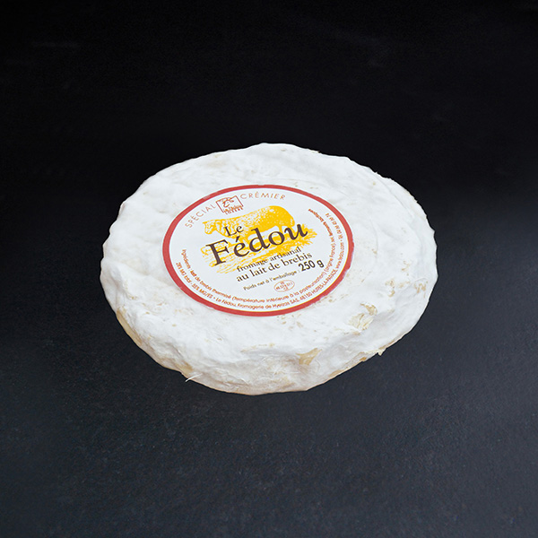 Le Fédou est un fromage à pâte molle à croûte fleurie, fabriqué à partir de lait thermisé de brebis.