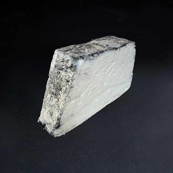 Le Lingot du Perche : fromage au lait cru de chèvre de la famille des pâtes molles à croûte naturelle.