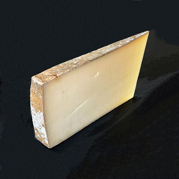 Faisant partie de la famille des fromages à pâte pressée cuite, la Meule de Tarentaise est un fromage au lait cru de vache qui fait partie des Tommes de Savoie.