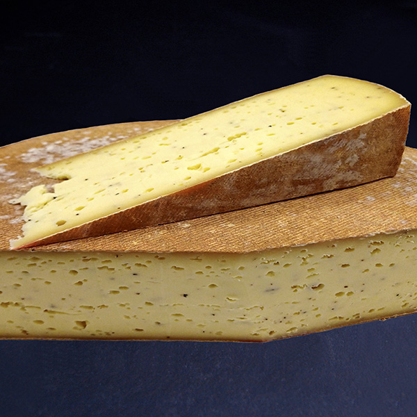 Le Montbéliard - Poivre de Telichery est un fromage fabriqué à partir de lait cru de vache de race Montbéliarde.