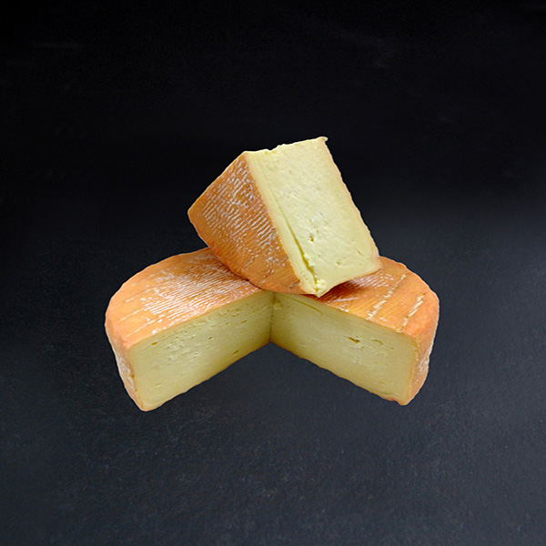Le Munster Village est un fromage à pâte molle à croûte lavée fabriqué à partir de lait pasteurisé de vache.
