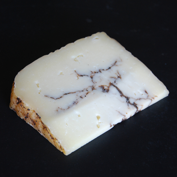Pecorino à la truffe est un fromage de brebis à pâte pressée non cuite.