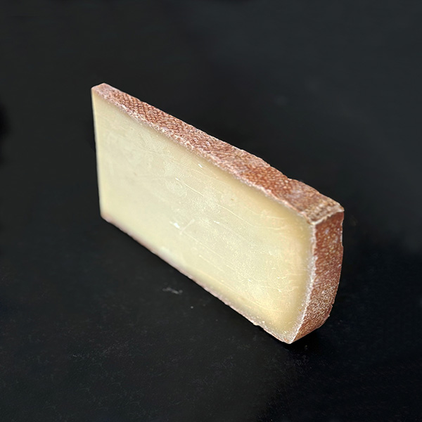 Le Plan de l’Ouge : un fromage fermier de montagne, à pâte pressée cuite, fabriqué à partir de lait cru de vache.
