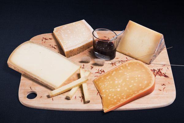 Plateau de fromages à pâte pressée cuite intense, pour les femmes enceintes