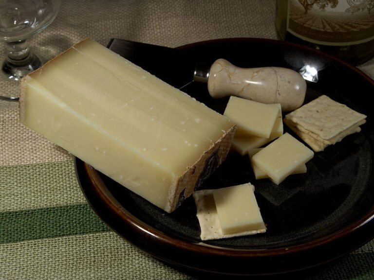 Quelle est la différence entre l’emmental et le gruyère ?