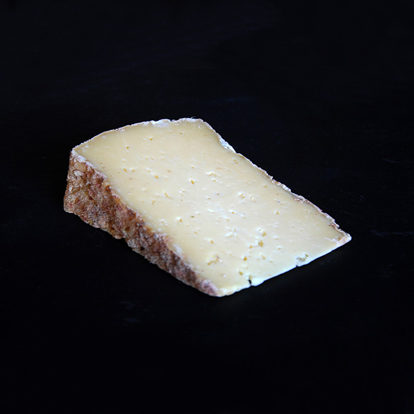La Tome de Rilhac est un fromage au lait pasteurisé de vache, à pâte pressée non cuite qui contient 29 % de matière grasse.