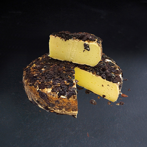 La Tomme au marc est un fromage de montagne à pâte pressée non cuite couverte d’une épaisse couche de marc de raisin.