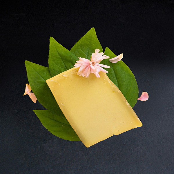 La Tomme aux fleurs de sureau est un fromage au lait de vache pasteurisé